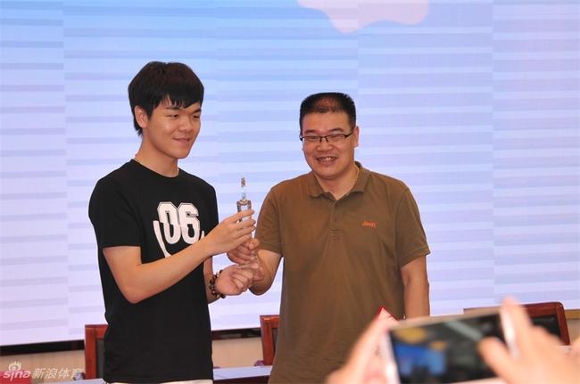 业余围棋赛 柯洁给柯国凡颁奖