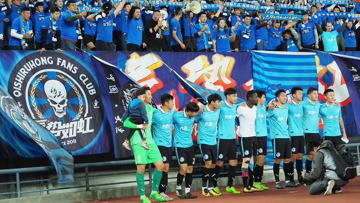 一方球员激情庆祝冲超