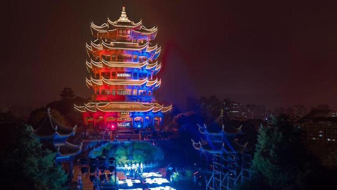 黄鹤楼华丽变色为中国战队加油