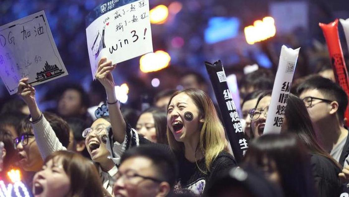 美女召唤师为EDG疯狂打call