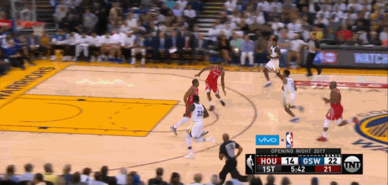 动图如下:首节比赛中,勇士今年的38号新秀乔丹-贝尔早早被替换上场,他