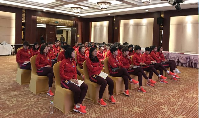 中国国家女子足球队收看十九大开幕直播