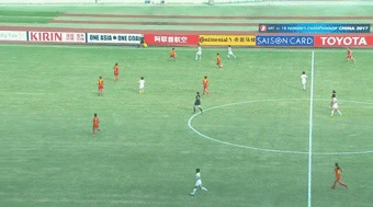 朝鲜女足第一球