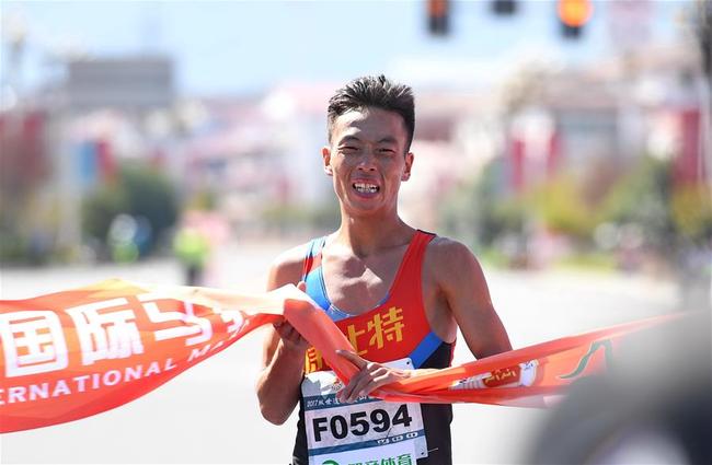 1.2万人共跑武夷山马拉松 管油胜男子组夺冠