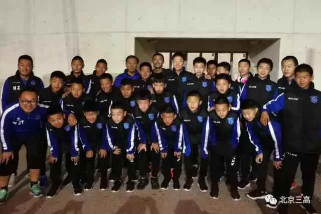 人大附中足球队赴西班牙培训 高雷雷看望小师