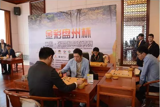 马晓春正在下指导棋