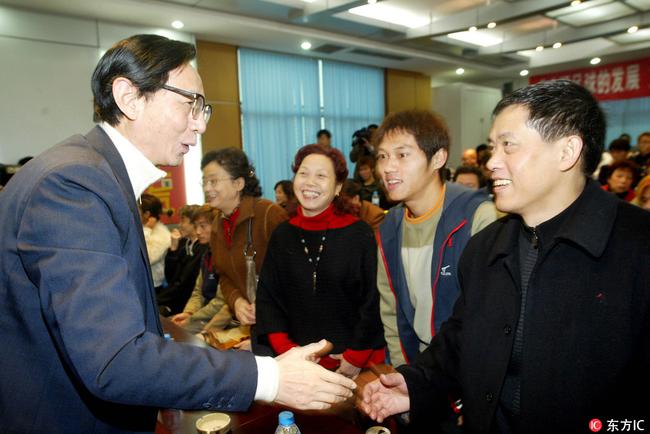 2004年，尹总与年轻的吴庆