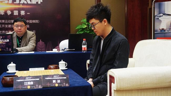日前,中国棋院围棋部公布了截止2017年10月31日,中国职业棋手的等级分排位,柯洁依旧遥遥领先排名榜首,芈昱廷时越分列二三。 排名第十的是80后老将王檄,有些令人意外。由于王檄近来参加正式比赛较少,因此等级分变化不大,所以一直在第十名前后徘徊。一直参加各项比赛的古力目前排名第19位。 排位 棋手名 等级分 排位 棋手名 等级分 排位 棋手名 等级分 1 柯 洁 2758 2 芈昱廷 2681 3 时 越 2648 4 连 笑 2645 5 柁嘉熹 2634 6 陈耀烨 2624