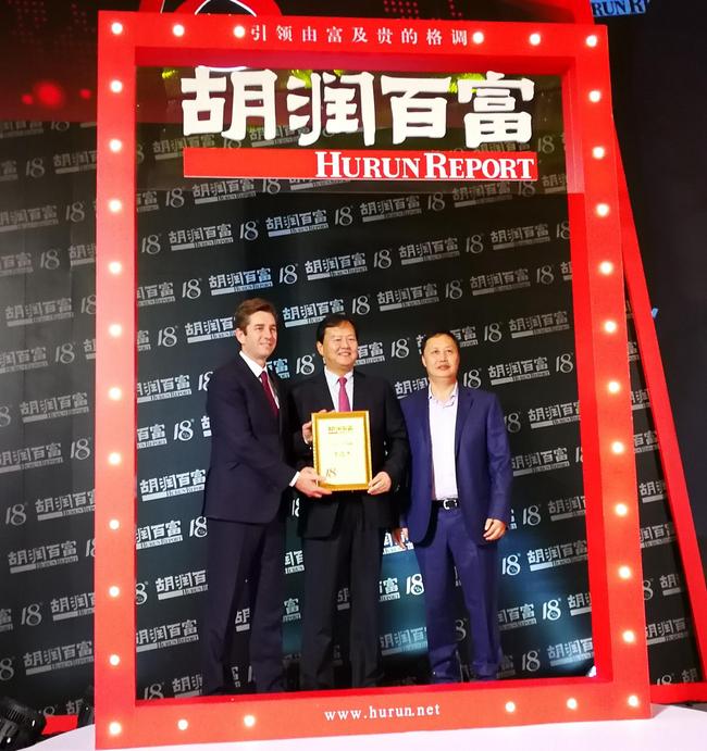 左至右:《胡润百富》创始人胡润、国际摩联F1委员会委员、F1摩托艇世锦赛中国、英国运营商深圳天荣体育文化管理有限公司董事会主席李浩杰