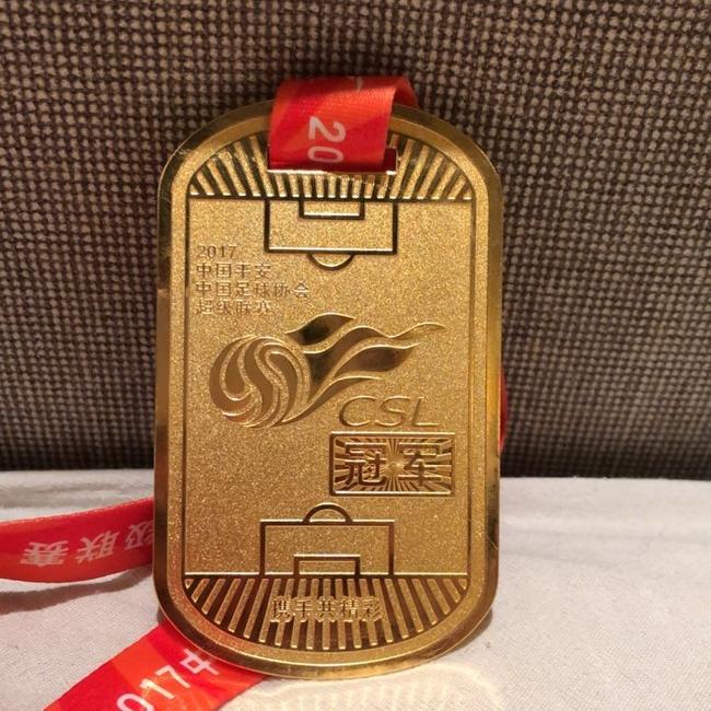 中超冠军奖牌长啥样? 恒大边路大将骄傲晒照_