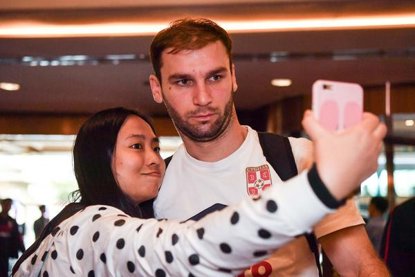 [流言板]瓶子老婆发文辟谣：我是想每个解说都能挣钱的，我垄断不了