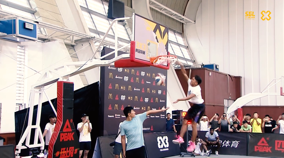 视频-云南扣篮王矣进宏表演扣篮穿拖鞋照样虐