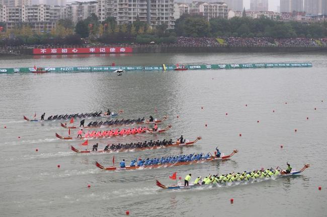中华龙舟大赛重庆合川开战 东道主百米夺金创