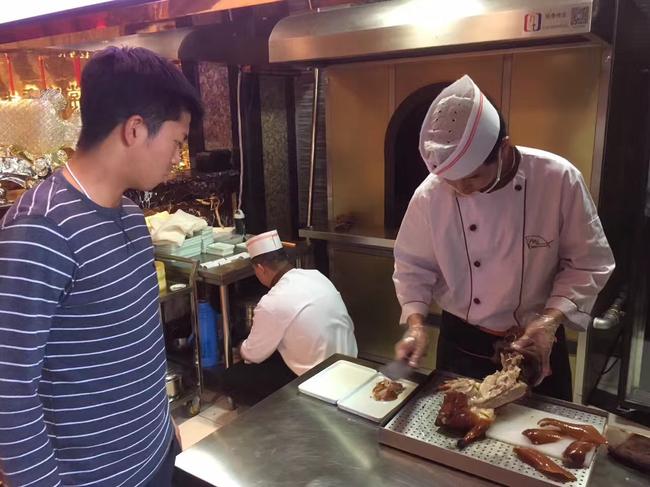 卫冕冠军三仓在北京吃烤鸭