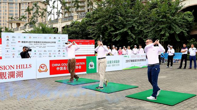 广东省体育局副巡视员王小康、国家体育总局小球运动管理中心奥运保障部副部长钟民、大师高尔夫发展有限公司董事长赵延年开球