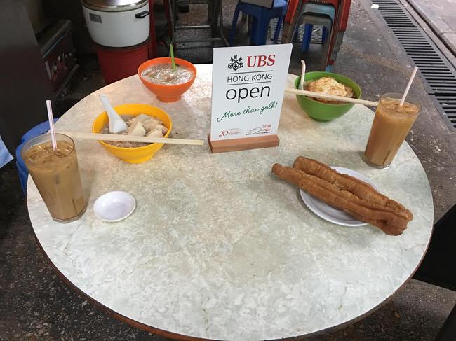 李昊桐一行品尝的香港特色小食