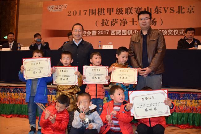 周睿羊、王斌为幼儿男子组获奖棋手颁奖