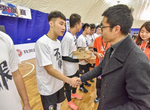 我奥篮球创始人林晓勇先生为获胜球队颁奖