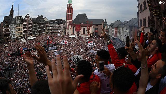 超过10万法兰克福球迷参加了德国杯夺冠巡游