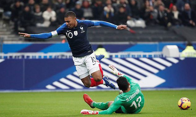 姆巴佩闪躲坎帕尼亚出击