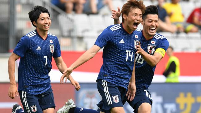日本队庆祝进球