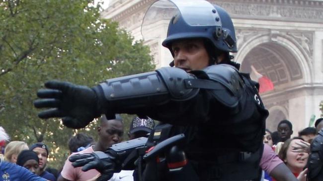 法国各城市出动大量警力维护治安