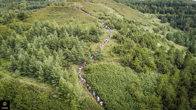 风车作伴越野山脊，崇礼168超级越野赛冬奥小镇鸣枪。