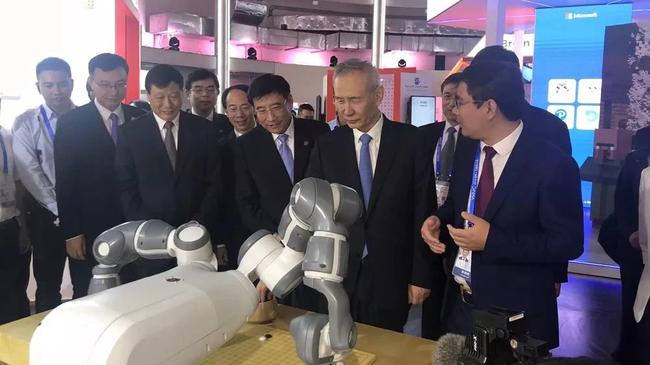 刘鹤副总理与“小智”对弈