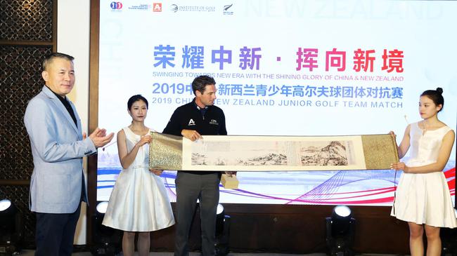 中国高尔夫球协会秘书长庞政(左一)出席新闻发布会