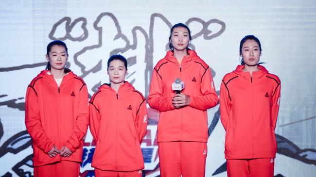 袁心玥（右二）等4名女排国手亮相启动仪式