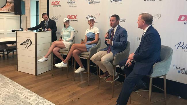 LPGA首席执行官麦克-万恩(右二)在新闻发布会上