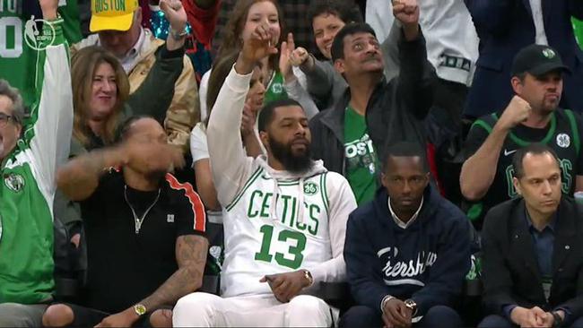 Markieff Morris現場觀看弟弟比賽,球迷打趣:哥哥替換了弟弟在下半場出戰!-黑特籃球-NBA新聞影音圖片分享社區