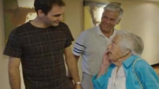 费德勒见到107岁高龄女粉丝