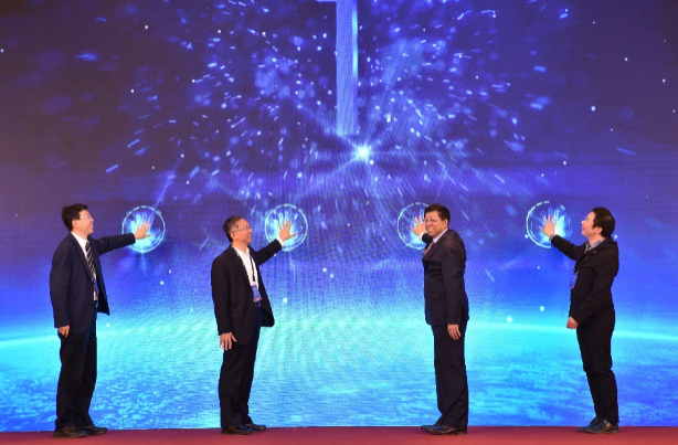 从左至右：张永伟秘书长、郑贺悦副主任、王黎明副省长、曹国英副司长