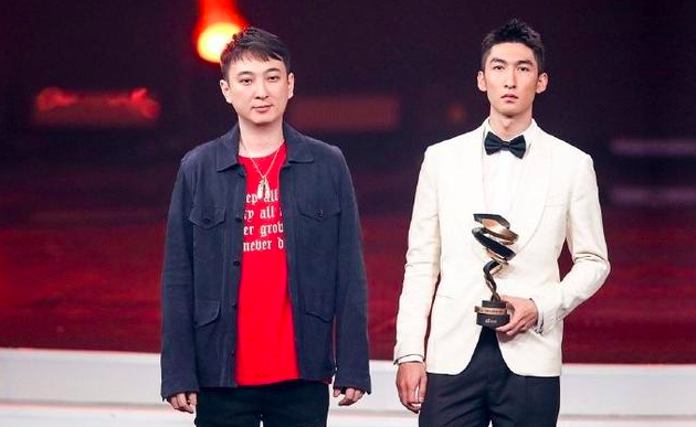 武大靖荣获微博大奖 王思聪嚼口香糖颁奖引热