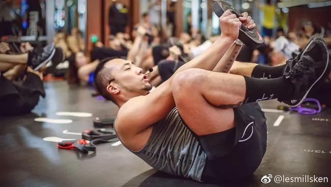 【菲常健身人《¨健身》】团操行业翘楚莱美中国CEO做客新浪健身≦莱美≧ 翘臀女神大秀诱人火辣身姿