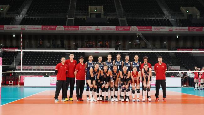 中国女排在今年5月举行的东京奥运会测试赛对阵日本女排的比赛前合影
