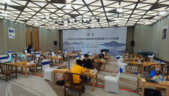 空荡的赛场 无言的两人