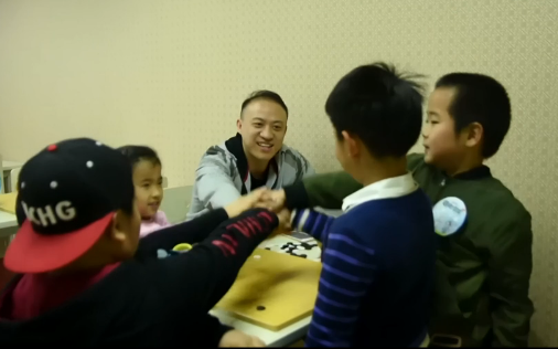 张祺初段（中）与学院小朋友在一起