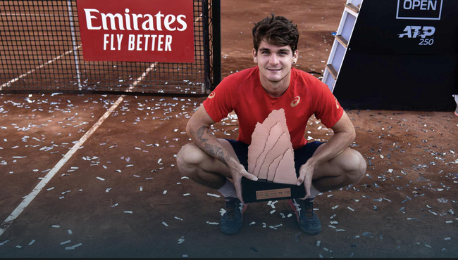 维尔德与奖杯合影