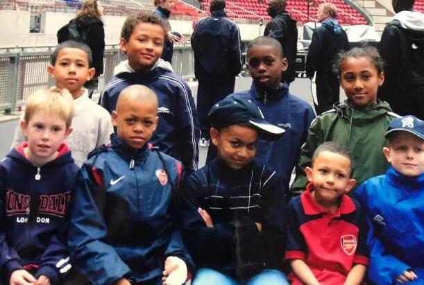 后排右二是万比萨卡