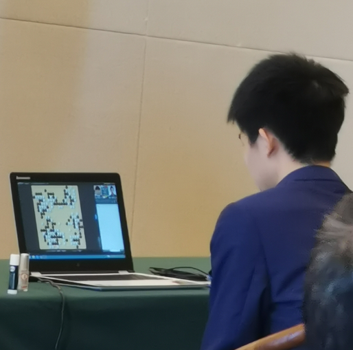 落下黑1(黑177手)后的辜梓豪,正在平静对局中