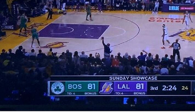 美妙的巧合！湖人比赛的这张截图让人泪目