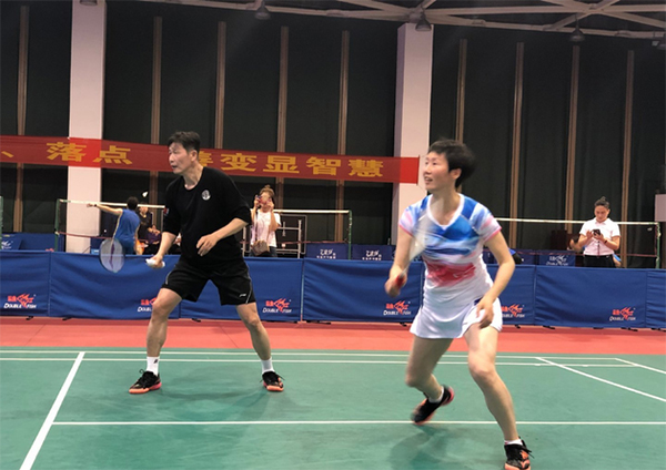 郝海东叶钊颖两人一同打羽毛球。