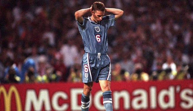 索斯盖特代表英格兰在1996年欧洲杯罚丢队德国的点球