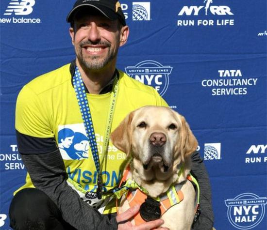 帕内克全职导盲犬格斯在赛程结束后退役。(Getty)