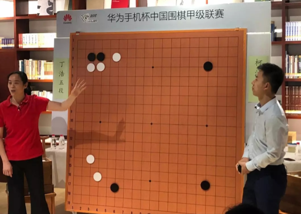 (郭闻潮教练为棋友进行大盘讲解)