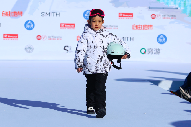 儿童小超模郑涵菡演绎探路者KIDS雪服、SMITH头盔、雪镜