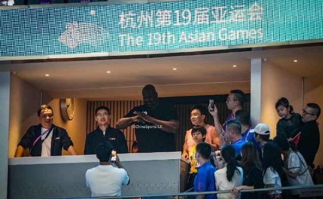 奥尼尔现场观看中国女篮比赛 与老友姚明重逢