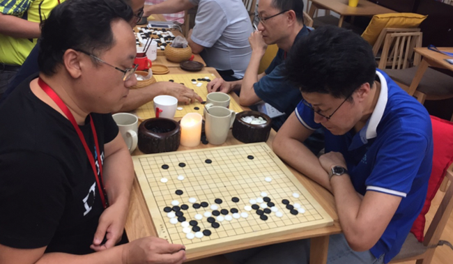 职业五段汪洋和比赛棋手下指导棋